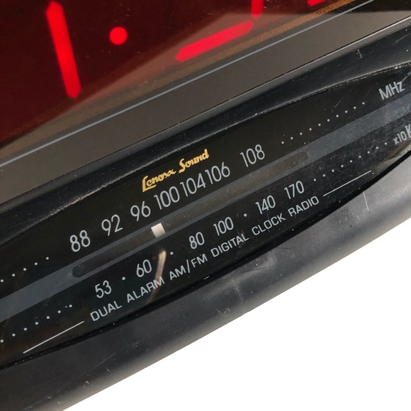 Lenoxx Sound Dual Alarm Clock Radio - Picture 7 of 8